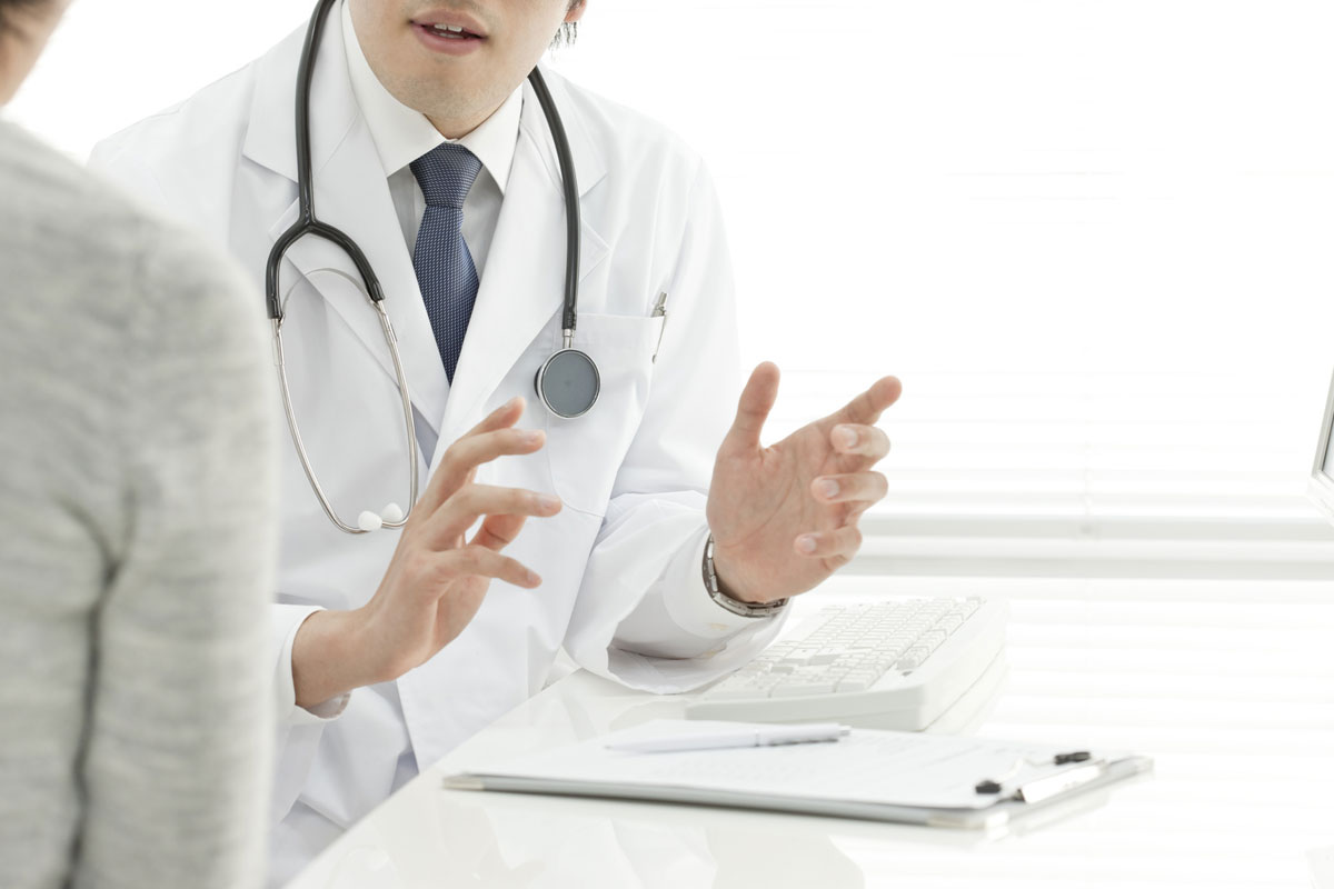 medico propone servizi medici diagnostici