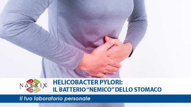 donna con helicobacter pylori dolorante