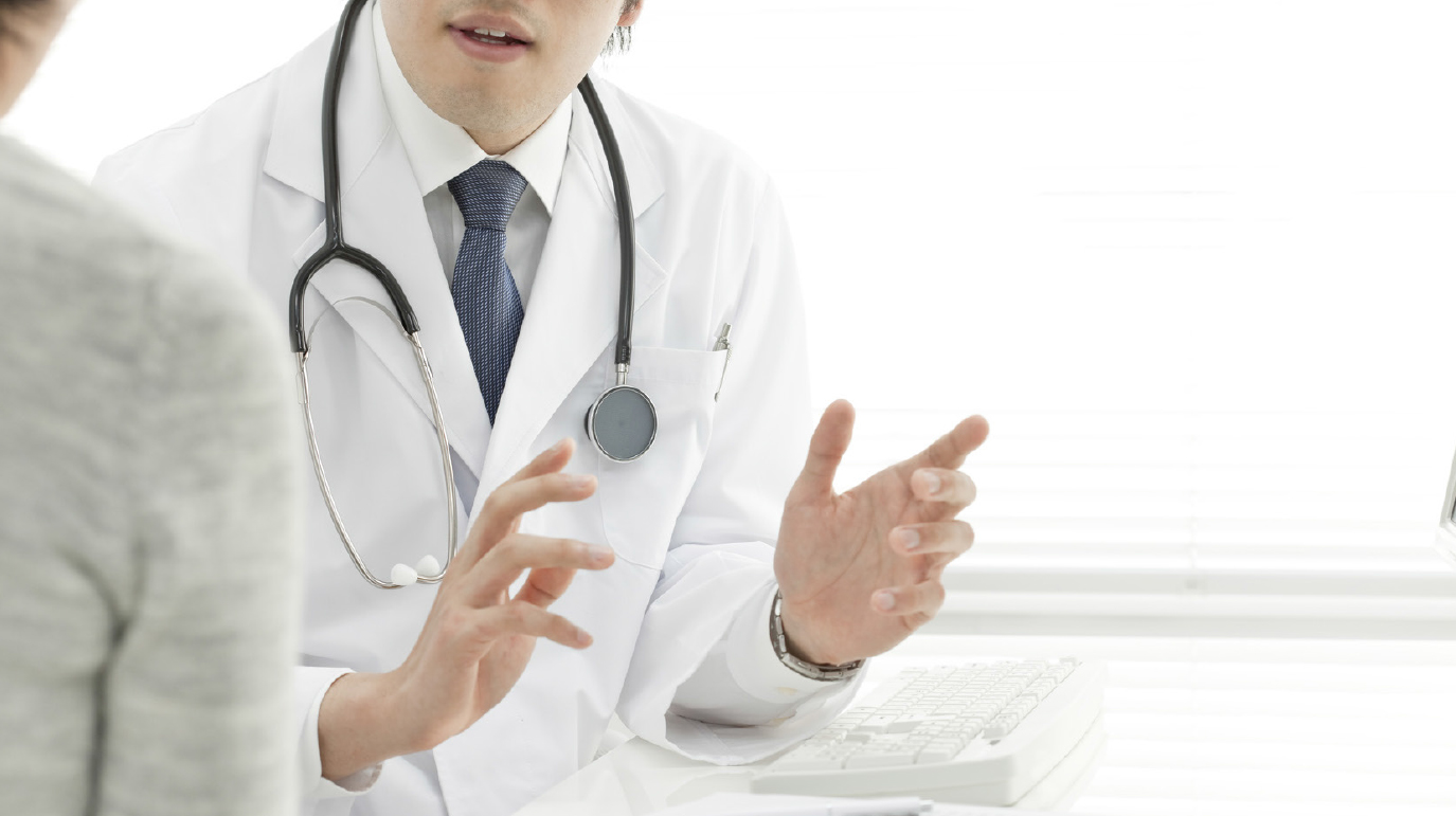 medico propone servizi medici diagnostici