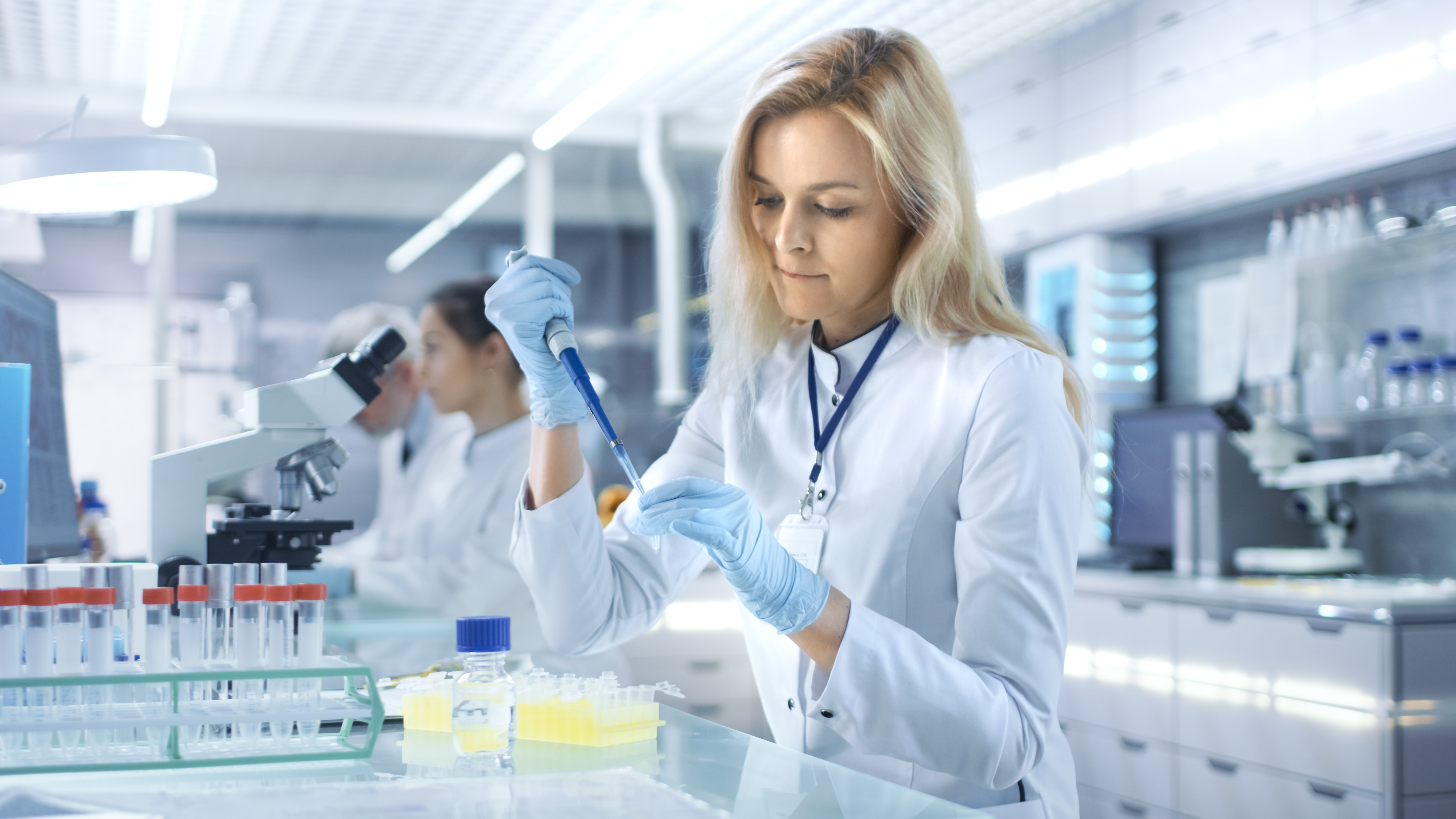 donna biologa segue standard di laboratorio